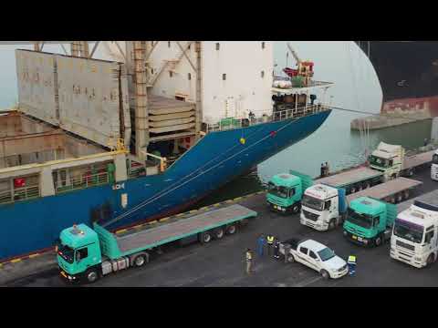 عملية مناقلة حمولات عامة من الباخرة الى ساحة الخزن  24 25 في ميناء ام قصر الشمالي