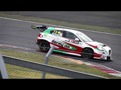 Bコーナーの3輪走行 TCR JAPAN