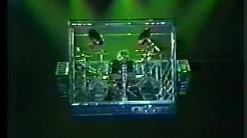 Motley Crue - Tommy Lee Spinning Drum Solo - 10-15...