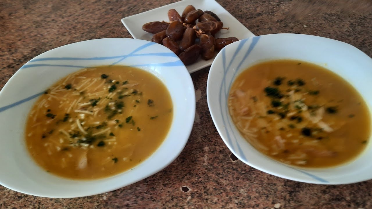 sopa de pollo con fideos y verduras y sin grasa.