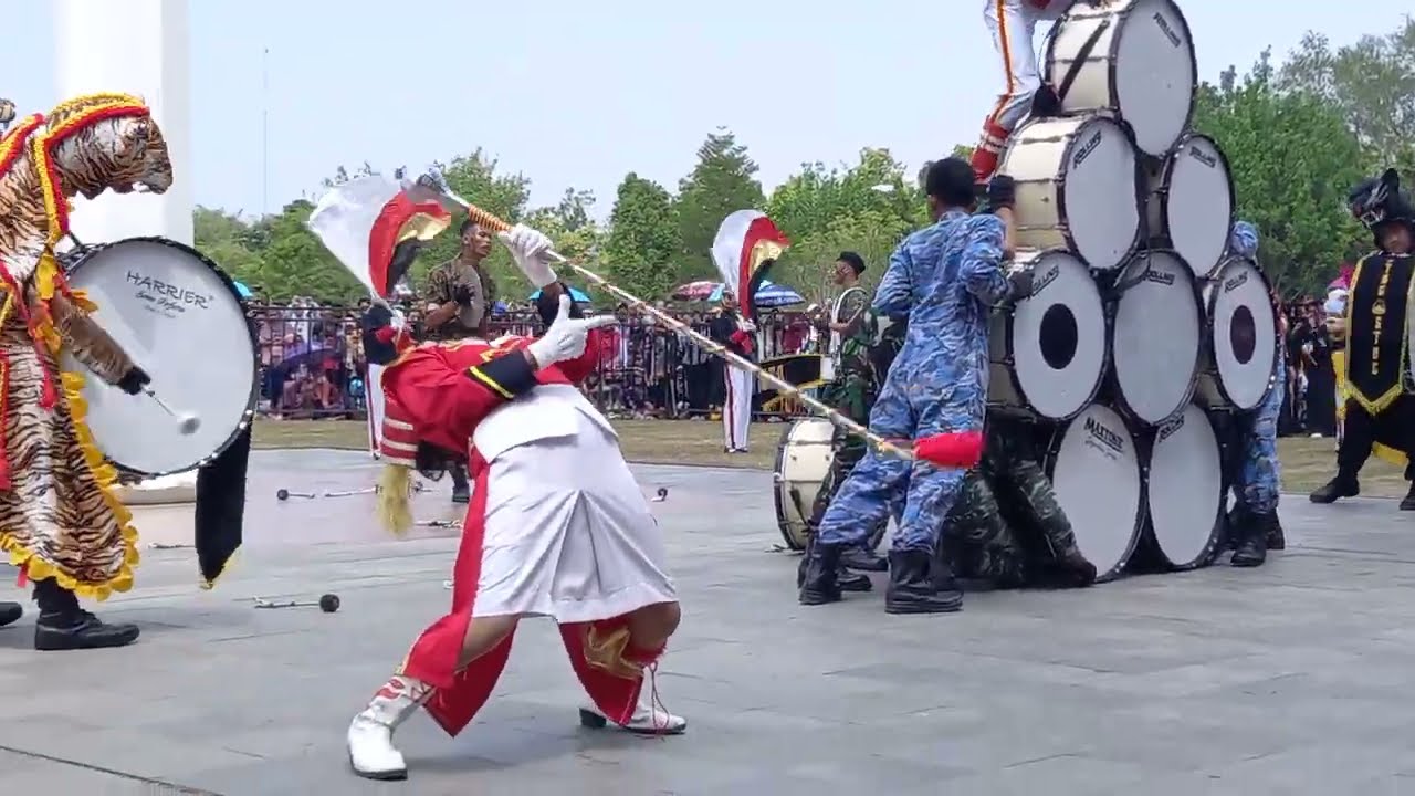 Penampilan Drum Band SMKN 2 Pengasih di Alun-alun Kulon Progo