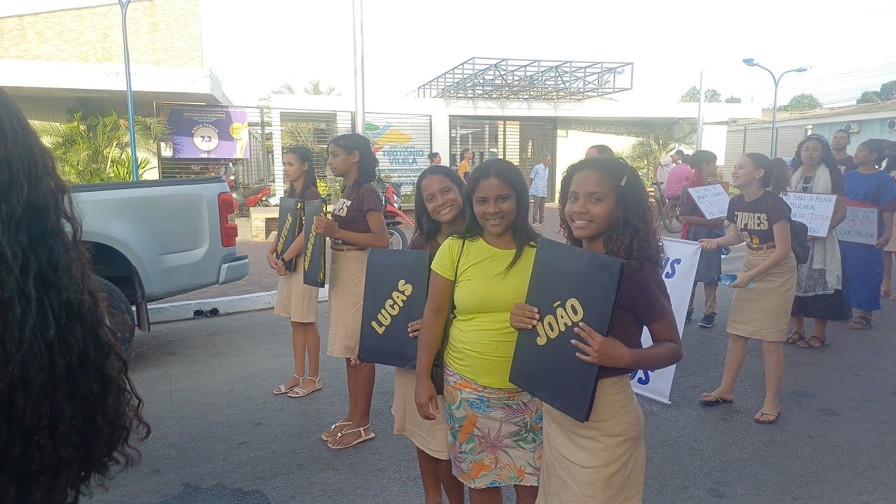 indo acompanha  o desfile  da igreja, dia da bíblia.