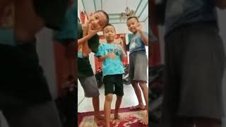 Lagu tik tok kacamata turun