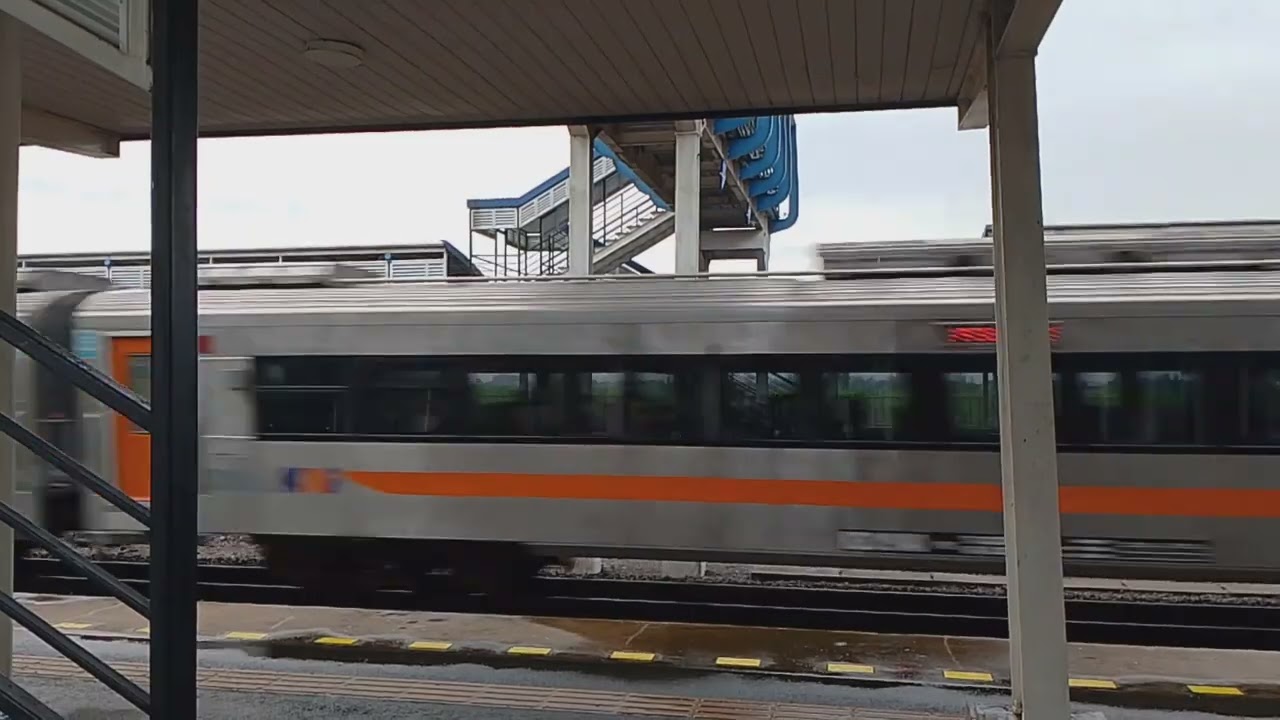 Kereta api Sancaka berjalan langsung Stasiun Krian