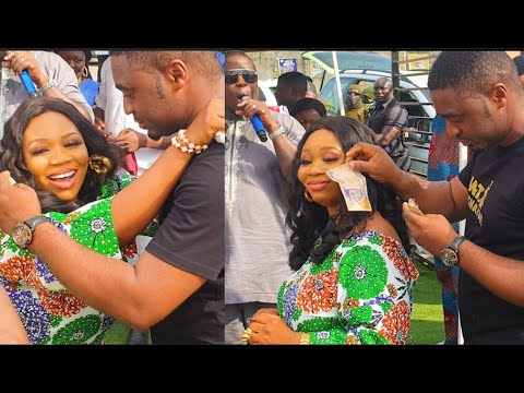 Download Moment Wumi Toriola's Husband Spray Her Money On The Dance Floor As She Held Him And Whine For Me