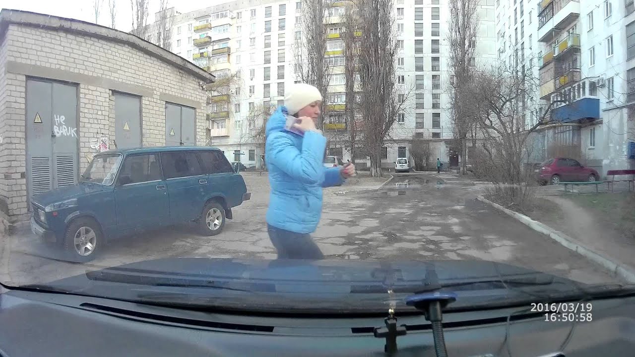 Баба моет машину
