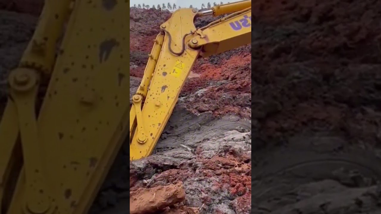 Heavy Crain full stuck in clay water