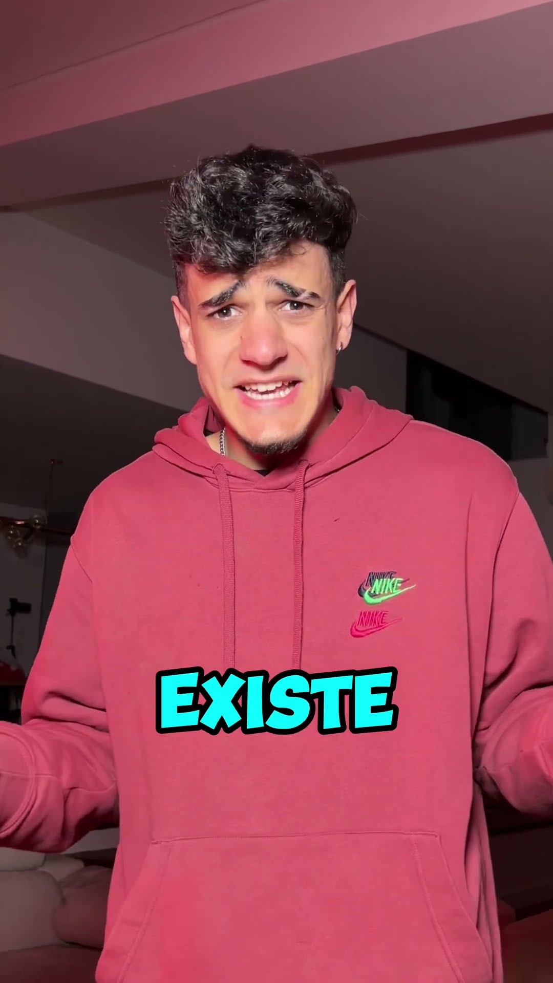 Mi AMIGO ENCAPUCHADO tiene MIEDO al GRINCH en NAVIDAD!