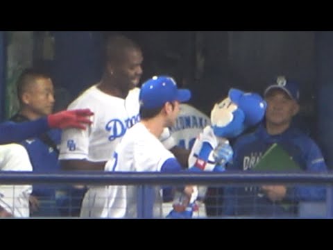 ホームランを放ってゲットしたドアラ人形と見つめ合うアキーノ（笑） (2023/04/12)
