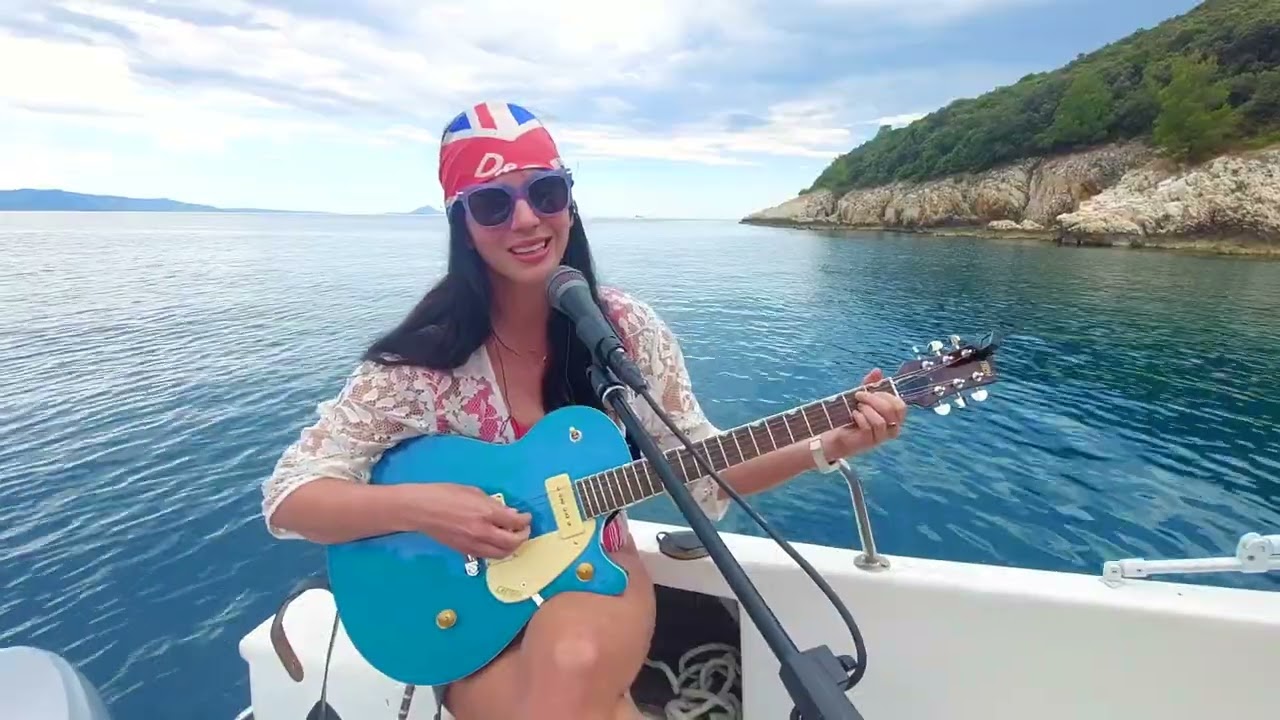 Sarah Planinsek - I SAY A LITTLE PRAYER - Aretha Franklin Lianne La Havas Acoustic cover LIVE