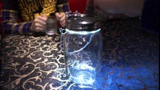 太陽光充電で発光する瓶型ライト「Consol Solar Jar」の点灯試験