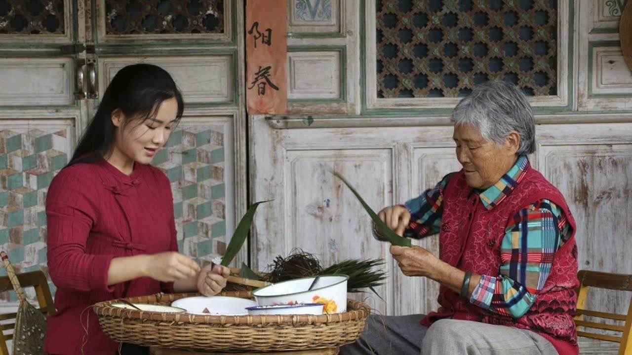 雲南美食 台北 It is a customary practice to wrap Zongzi on Dragon Boat Festival.