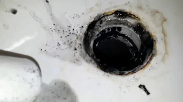 ¿Cómo puedo quitar el olor a huevo podrido del lavabo del baño?