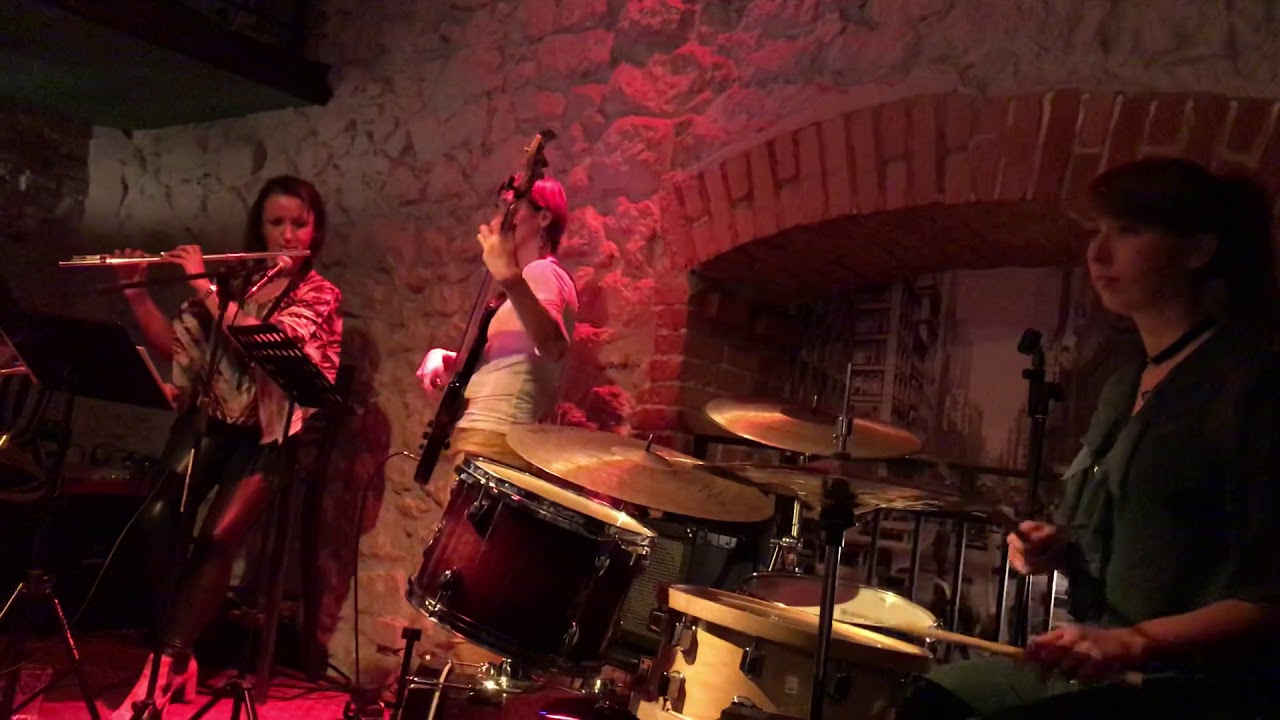 All female quartet Fuzzy Birds at the Chicago Jazz Club in Krakòw YouTube