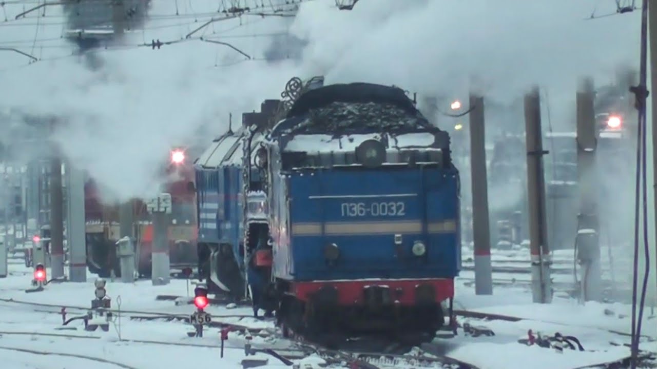 Паровоз П36-0032 следует тендером вперёд. 