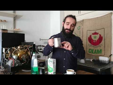 Video: Bir Latte Için Süt Nasıl çırpılır