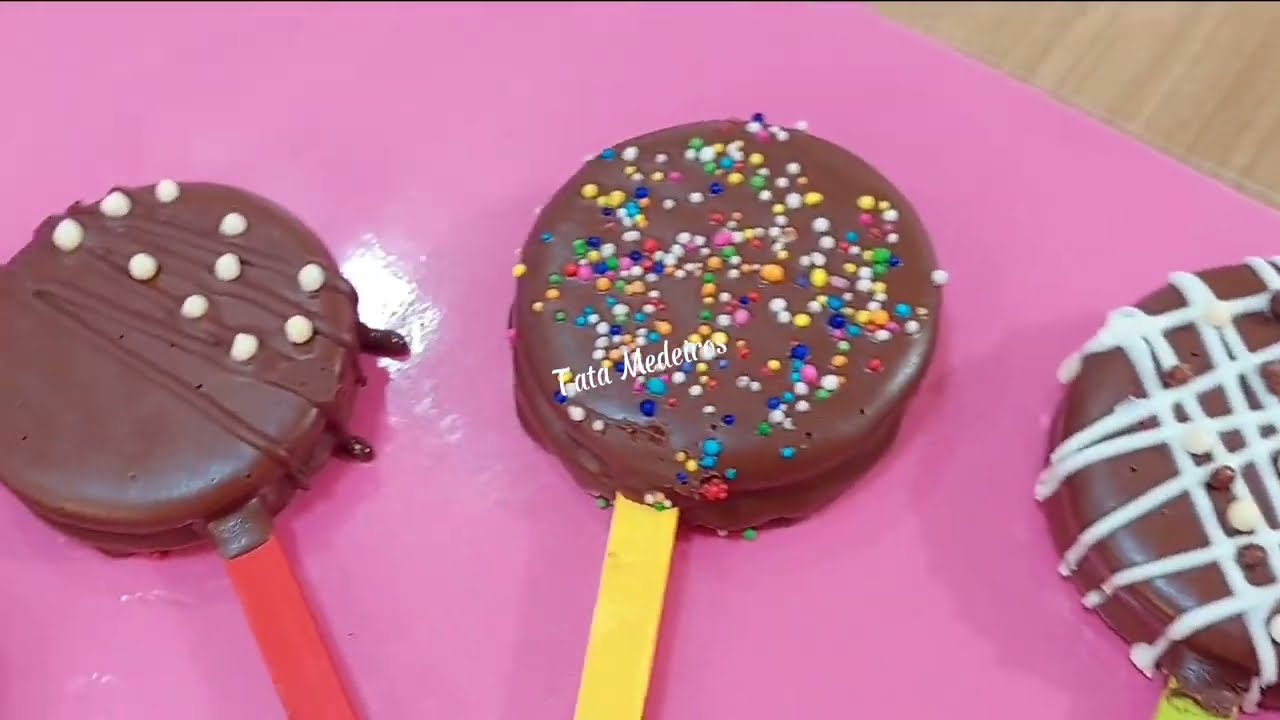 Pirulito de chocolate com bolacha Maria - Alfajor no palito