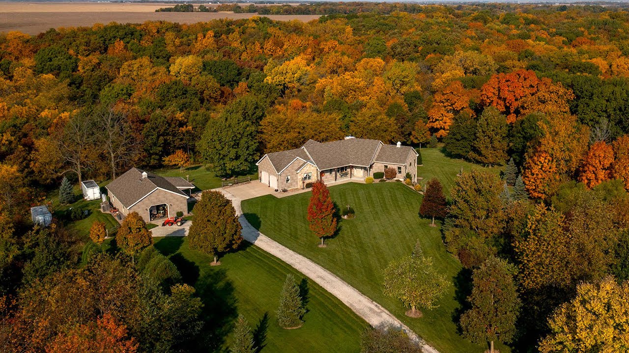 Gorgeous Home On 40 Acres In Warren Co, IL