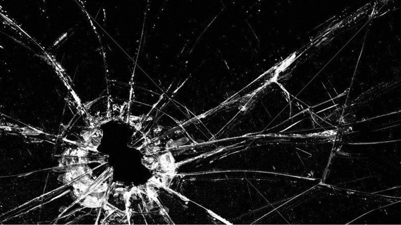 Где разбивается. Разбитое стекло. Треснутое стекло. Разбитое стекло телевизора. Эффект разбитого стекла.