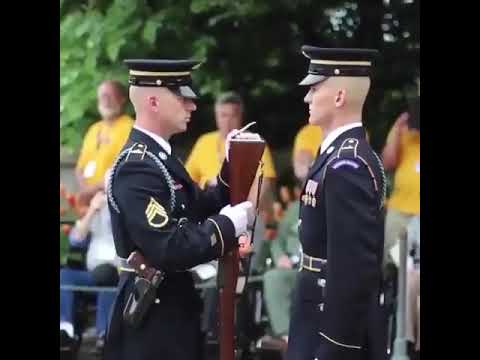 استعراض عسكري مذهل لتفقد السلاح 