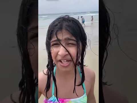 هند القحطاني تتمشى على البحر