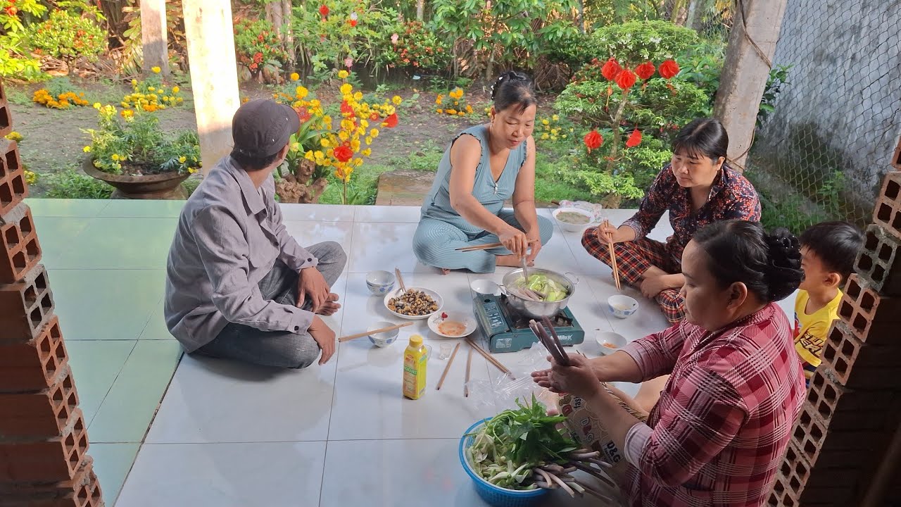 Ai về miền tây có ốc bưu vàng 