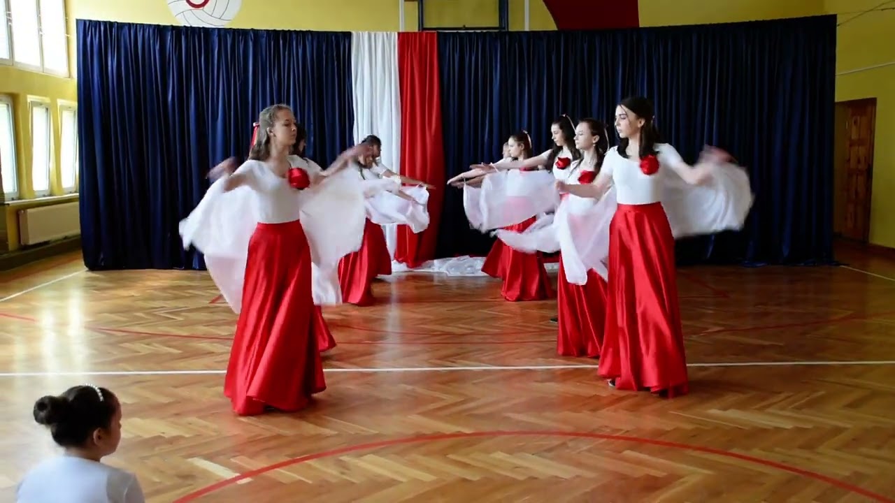 Walc wiedeński w wykonaniu ósmoklasistek podczas apelu z okazji 3 Maja