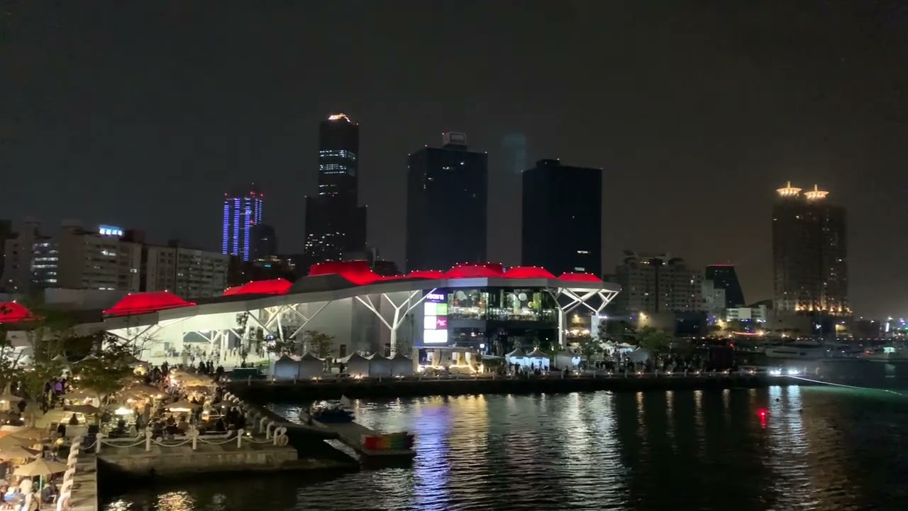 超人力霸王降落愛河灣囉