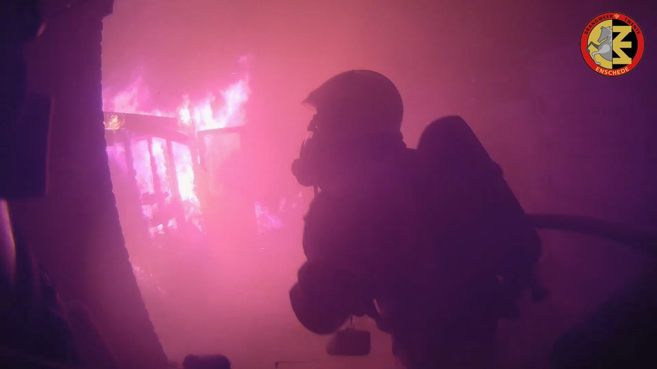 Brandweer Kazerne Enschede. Uitslaande schuurbrand.