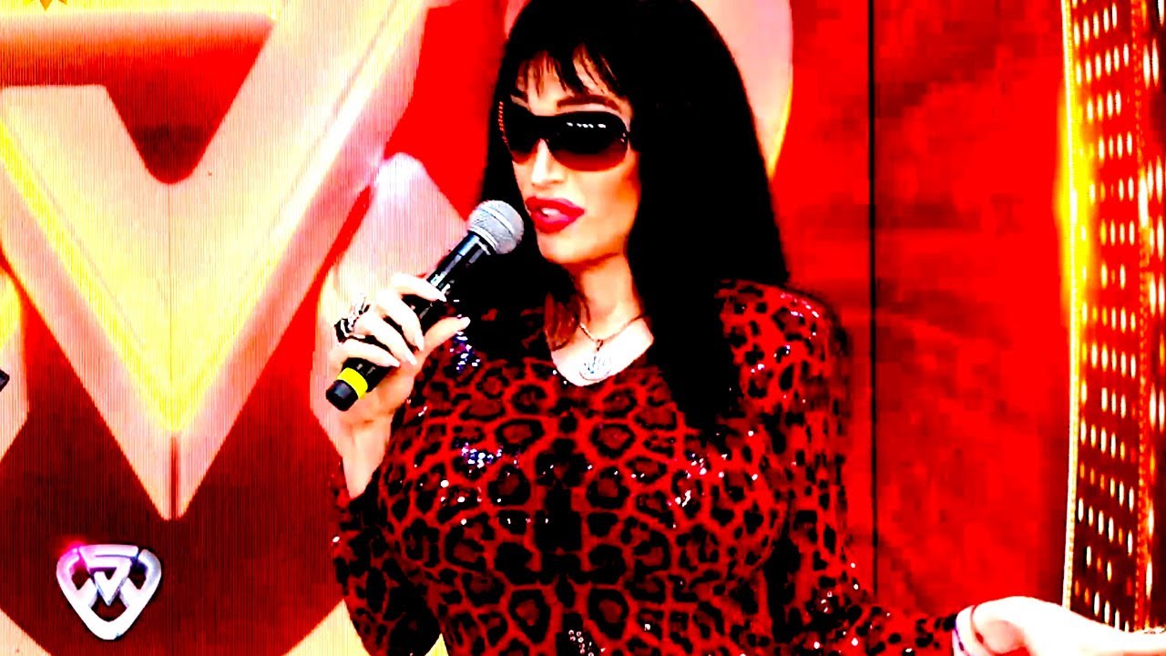 ¡LA ONE VISITÓ A MARCELO TINELLI! Moria llegó a la pista de #LaAcademia con su lengua karateka