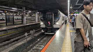 特急踊り子8号東京行のE257系2000番代が品川駅を発車するシーン