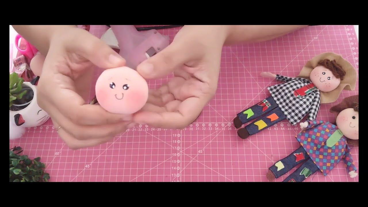 Bonequinhos com fuxico caipira muito fácil de fazer. usando retalhos de tecidos e Jeans.