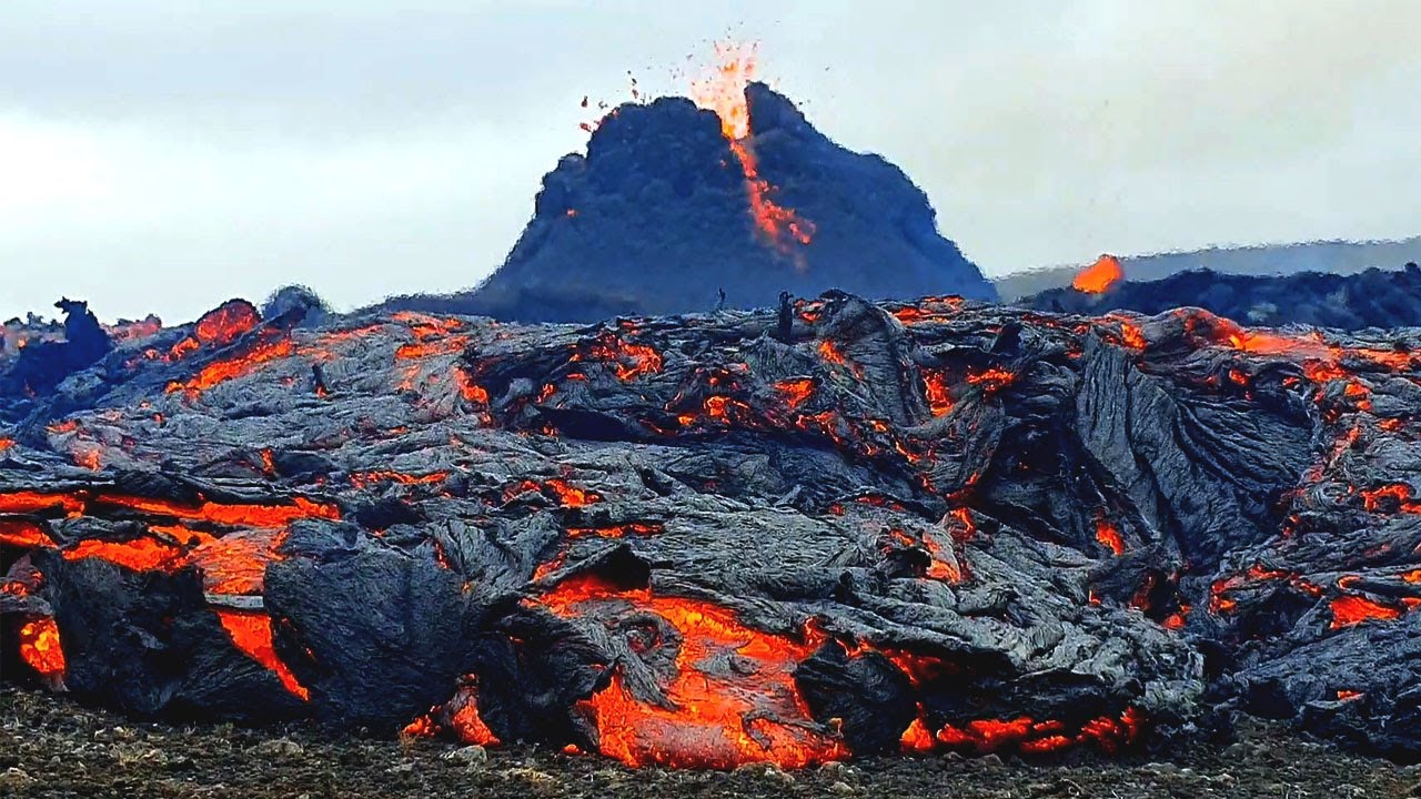 Man Captures Icelandic Volcanic Eruption Up Close