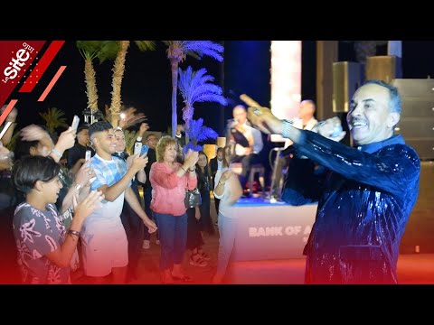 مراكش الفنان الشعبي عبد المغيت يلهب حماس الجماهير بنزوله من المنصة ورقصه رفقة شابة