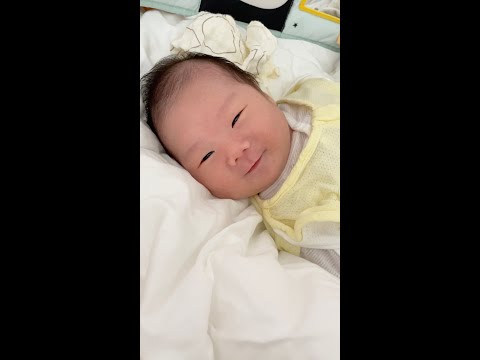 태어난지 한달도 안된 아기의 치명적인 미소 (꽁지 2세) #shorts