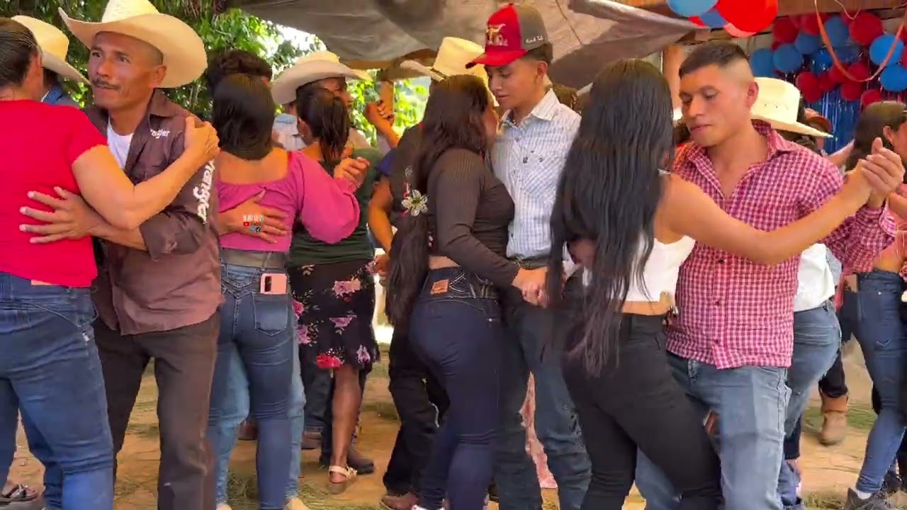 Que chulada de parejas en este baile mira este señor como baila 
