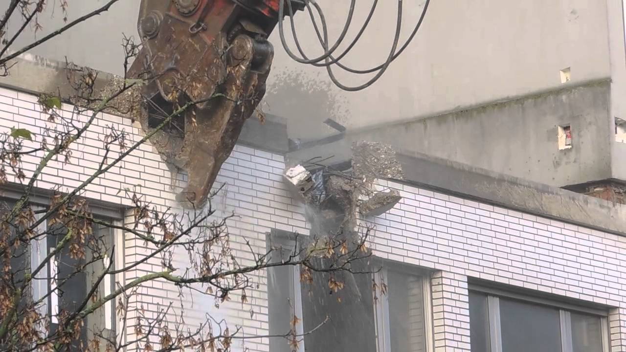 Снос с экскаваторами и клещами