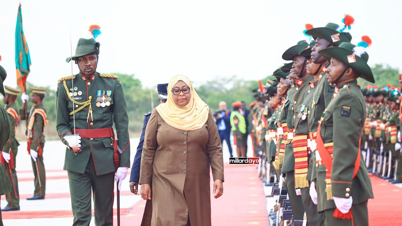 VIDEO: KISHINDO CHA RAIS SAMIA NCHINI ZAMBIA, APOKELEWA NA MWENYEJI WAKE HICHILEMA