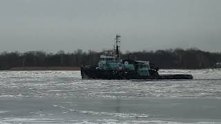 Tugboat breaks the ice on the Delaware River 
