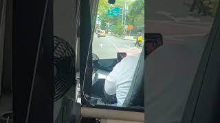 Conductor bus de sabaneta viendo videos mientras conduce. Dónde está la seguridad de los pasajeros?