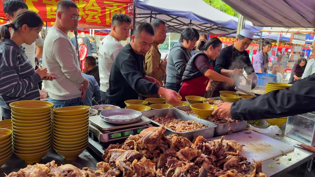 Что едят китайцы на завтрак? Это можно найти на сельском рынке в провинции Хэнань, Китай.