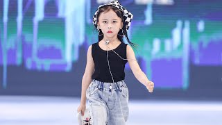 The cute and charming little girls walked confidently in the fashion show, they are so amazing!