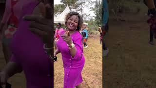 See phyllis mbuthia’s mum singing with her for the first time.💃🏽💃🏽