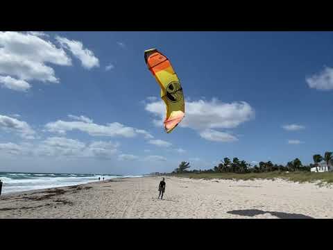 Kite inverted relaunched in the waves