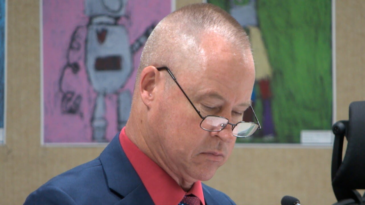 Alachua County School Board members vote to keep superintendent until ...