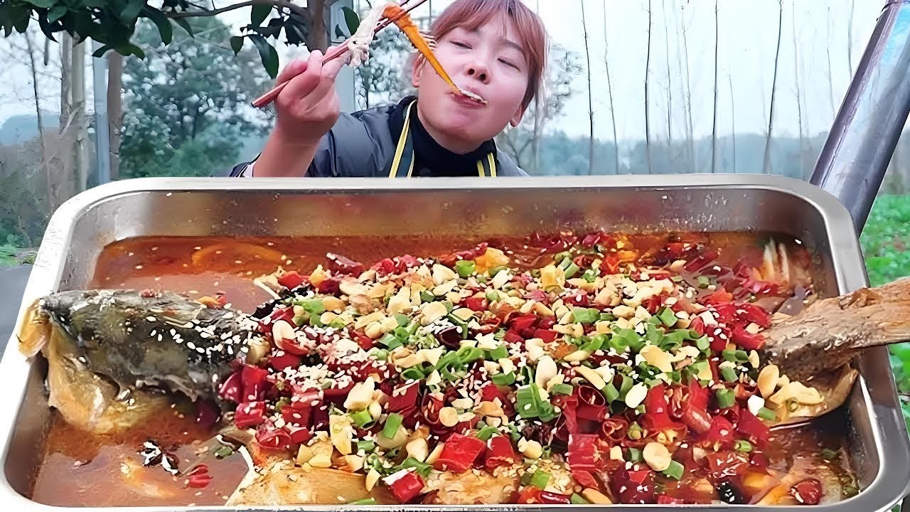 秋妹今天吃萬州烤魚，炭火烤得又乾又香，辣鮮香無腥味配白酒太巴適了！ 【顏美食】