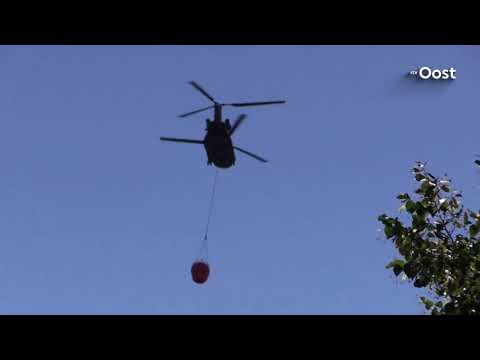 Chinook loost 10.000 liter water per keer op afvalbrand