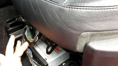 How to Remove Radio / Navigation from 2005 Land Rover for Repair