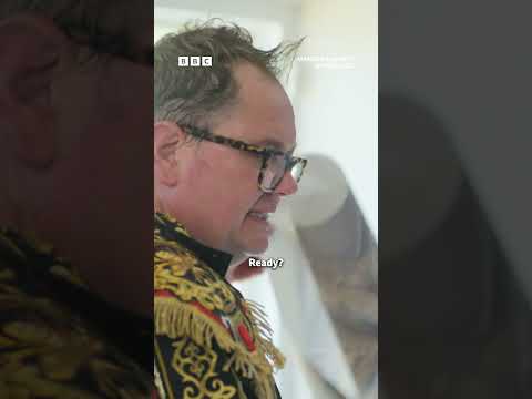 Alan Carr & Amanda Holden try to wallpaper the ceiling - BBC