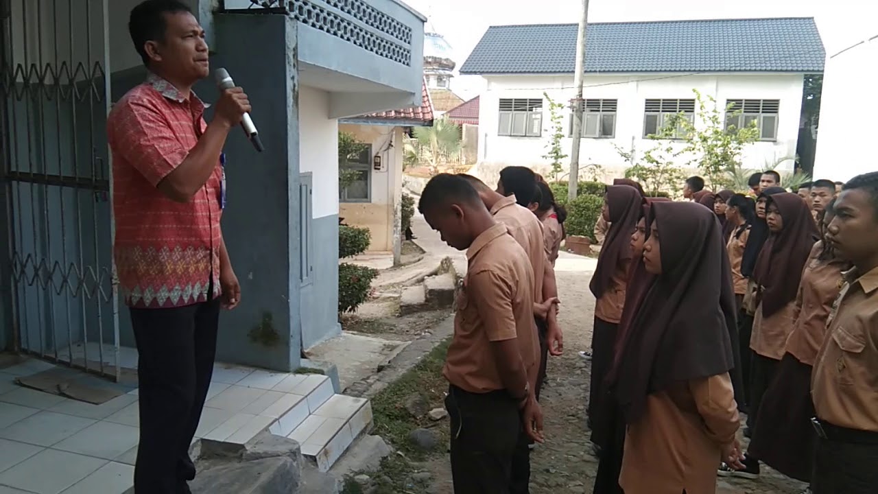 Pak hotta harahap memberikan arahan dan bimbingan kepada siswa siswi smk swasta teruna